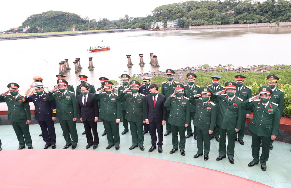 Nhân kỷ niệm 60 năm Ngày mở đường Hồ Chí Minh trên biển (23/10/1961-23/10/2021), sáng 22/10/2021, tại Khu Di tích lịch sử Bến tàu không số Đồ Sơn (Hải Phòng), Bộ Quốc phòng tổ chức Lễ dâng hương, dâng hoa tưởng niệm các anh hùng, liệt sỹ. (Ảnh: Trọng Đức/TTXVN)