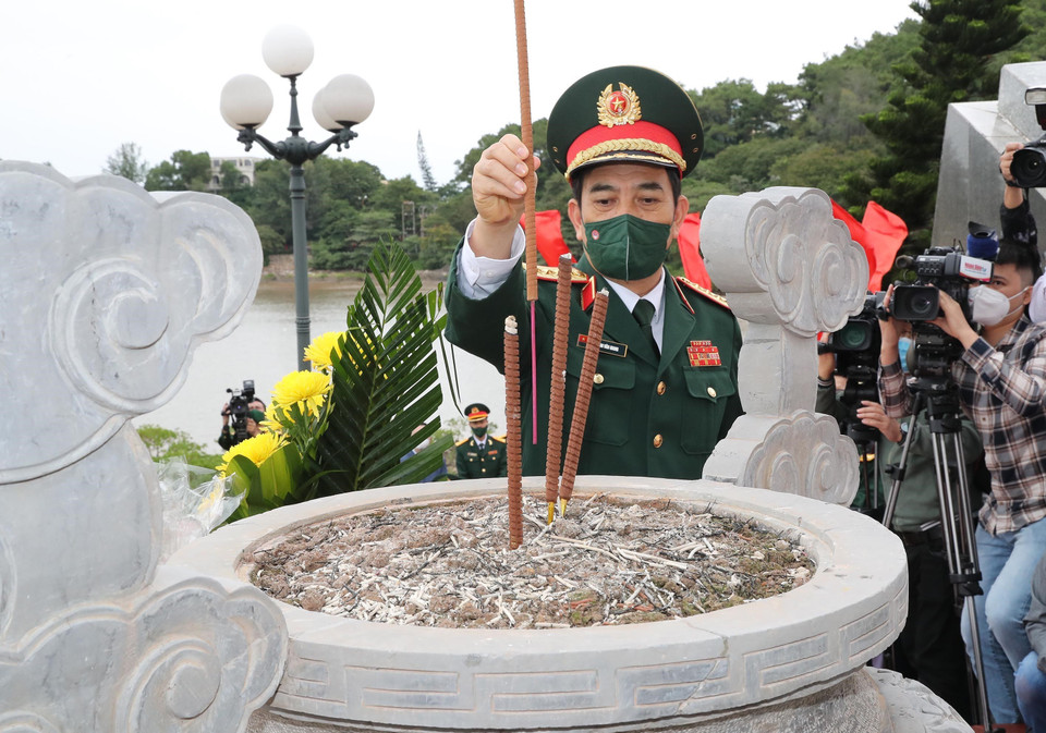Đại tướng, Bộ trưởng Bộ Quốc phòng Phan Văn Giang dâng hương tại buổi lễ. (Ảnh: Trọng Đức/TTXVN)