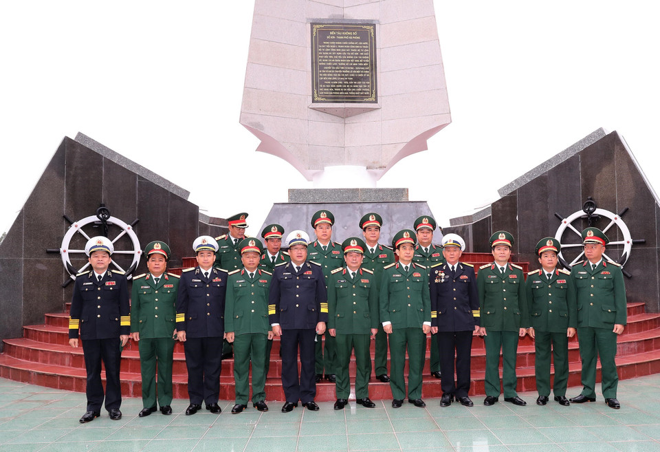 Các đại biểu tại Khu Di tích lịch sử Bến tàu không số. (Ảnh: Trọng Đức/TTXVN)