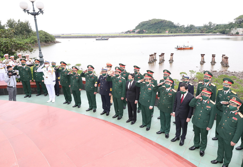 Phó Thủ tướng Lê Văn Thành, Đại tướng, Bộ trưởng Bộ Quốc phòng Phan Văn Giang, Tổng Tham mưu trưởng, Thứ trưởng Bộ Quốc phòng Nguyễn Tân Cương cùng lãnh đạo các bộ, ban ngành Trung ương, thành phố Hải phòng và các cựu chiến binh của Đoàn tàu không số tham dự buổi lễ dâng hương, dâng hoa tưởng niệm các anh hùng, liệt sỹ. (Ảnh: Trọng Đức/TTXVN)