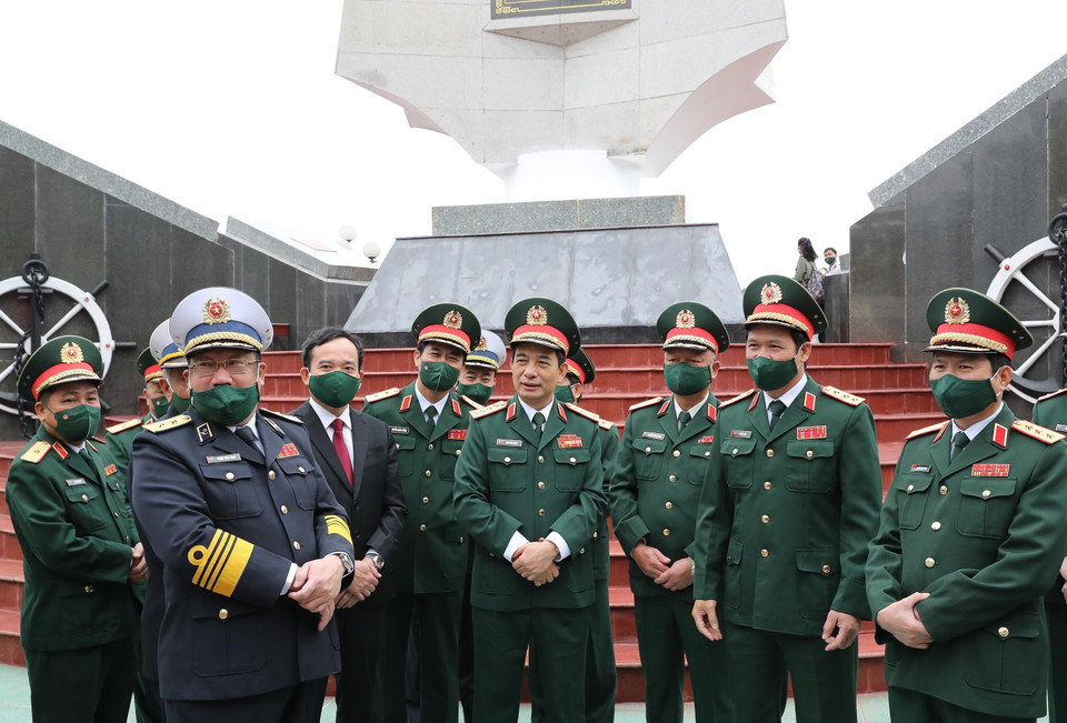 Đại tướng, Bộ trưởng Bộ Quốc phòng Phan Văn Giang và các đại biểu tại Khu Di tích lịch sử Bến tàu không số. (Ảnh: Trọng Đức/TTXVN)