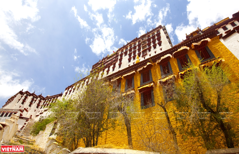 Cung điện đỏ Potrang Marpo trên ngọn Hồng Sơn là một trong những công trình kiến trúc cổ được bảo tồn nguyên vẹn nhất của Lhasa.