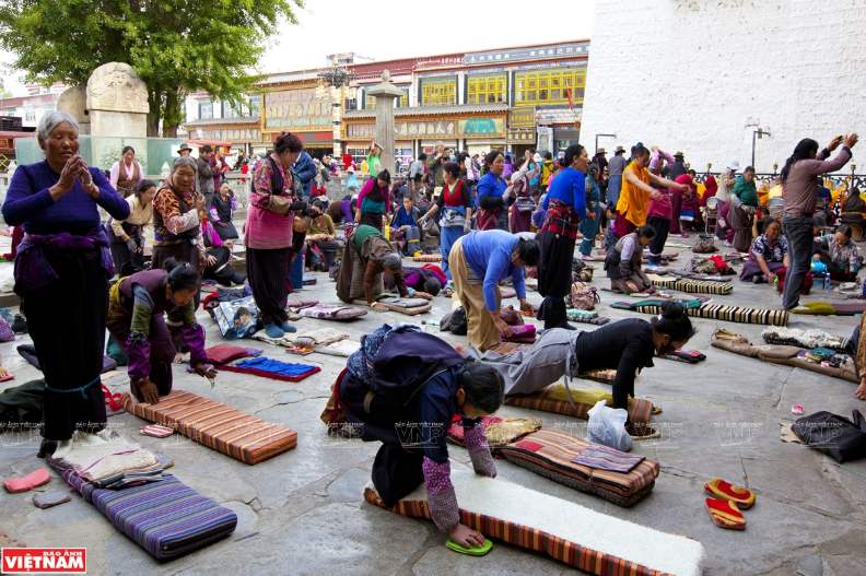 Từ tờ mờ sáng đến tối, dòng người hành hương lễ lạy theo kiểu Tây Tạng lạy nằm dài như lạy ''tam bộ nhất bái'' quanh đền linh thiêng Đại Chiêu Tự (Jokhang).