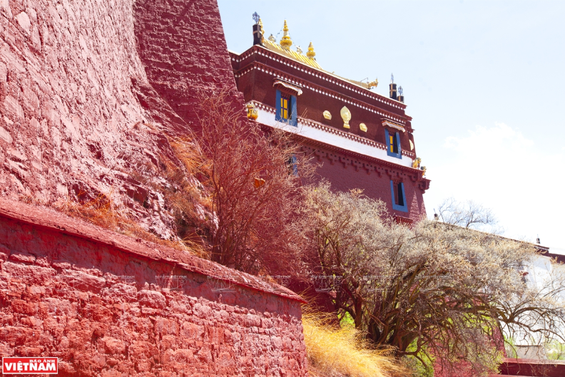 Cung điện đỏ Potrang Marpo được xây dựng bằng gỗ chẻ nhỏ có niên đại hàng trăm năm.