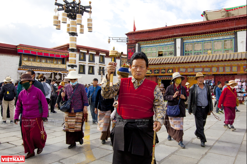 Thành phố Lhasa được xem là nơi linh thiêng nhất ở Tây Tạng. Đa số người dân nơi đây đều theo đạo Phật.