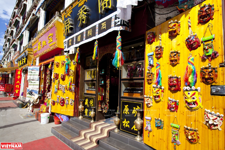  Các cửa hàng bán đồ lưu niệm cho du khách.