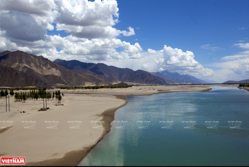 Những dòng sông ở Lhasa đều trong xanh.