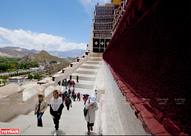 Du khách khám phá Cung điện Đỏ Potrang Marpo.