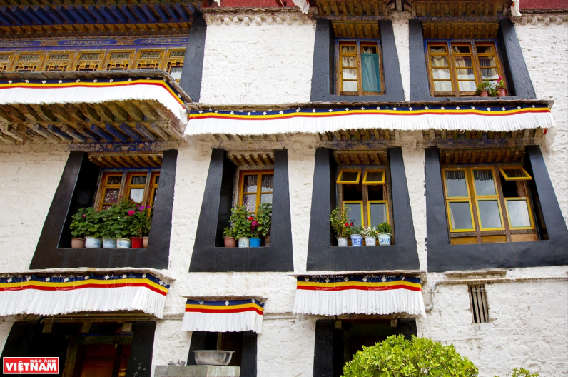 Những ngôi nhà ở Lhasa có kiến trúc đẹp mang phong cách văn hóa của Tây Tạng.