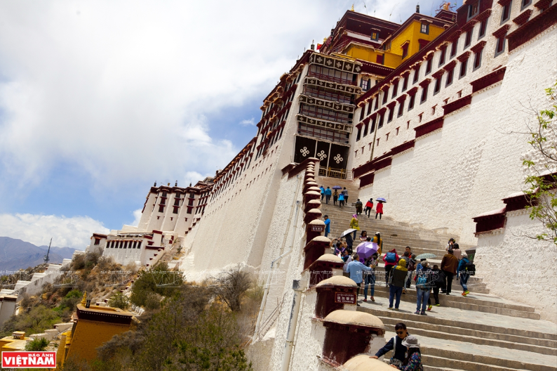 Mỗi năm Lhasa thu hút hàng triệu du khách đến tham quan và khám phá.