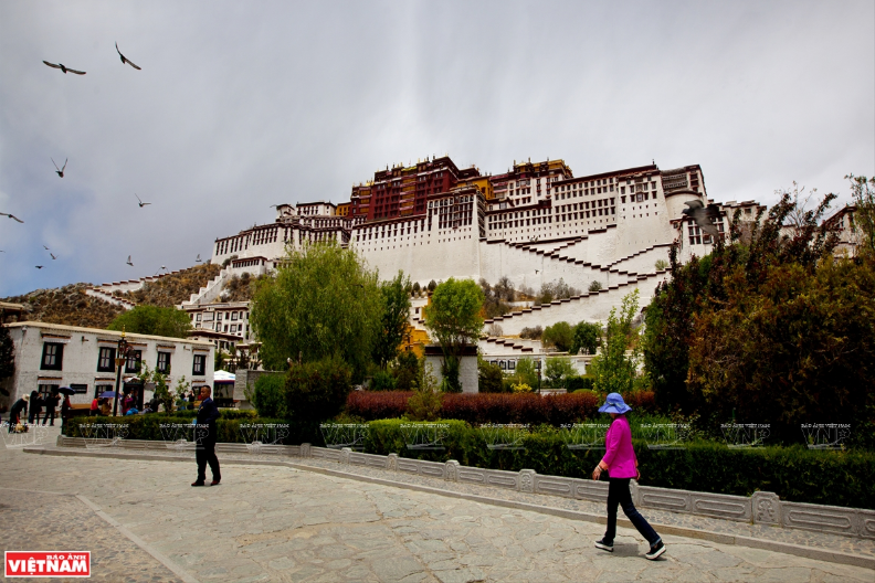 Lhasa nổi tiếng với những cung điện cổ kính và không khí trong lành.