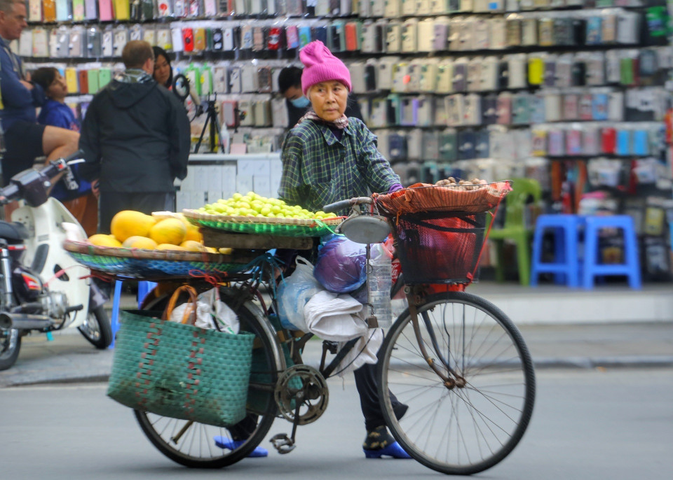 Những gánh hàng rong vẫn miệt mài mưu sinh dưới tiết trời rét buốt. (Ảnh: Tuấn Đức/TTXVN)