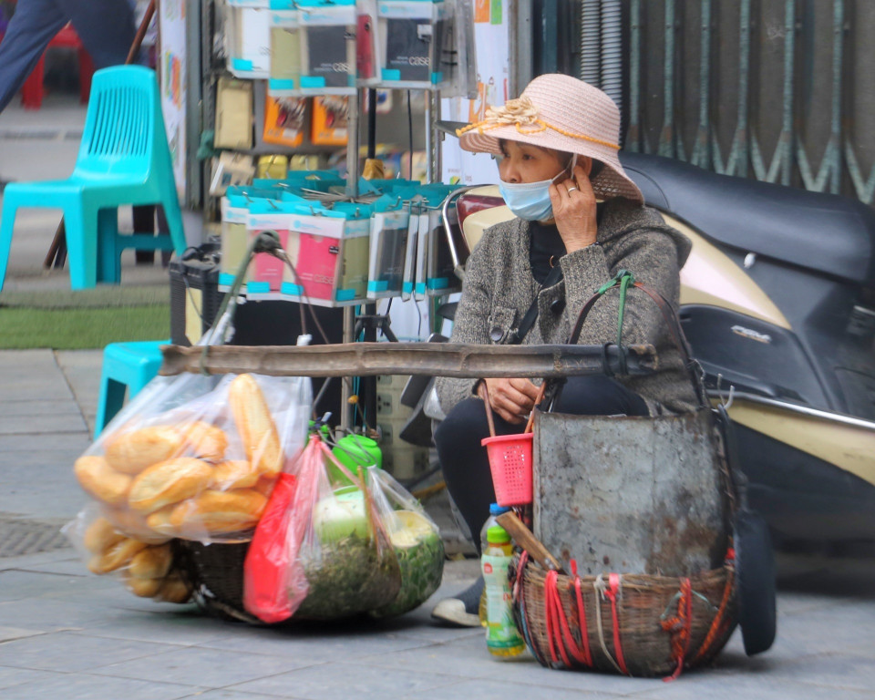 Những gánh hàng rong vẫn miệt mài mưu sinh. (Ảnh: Tuấn Đức/TTXVN)