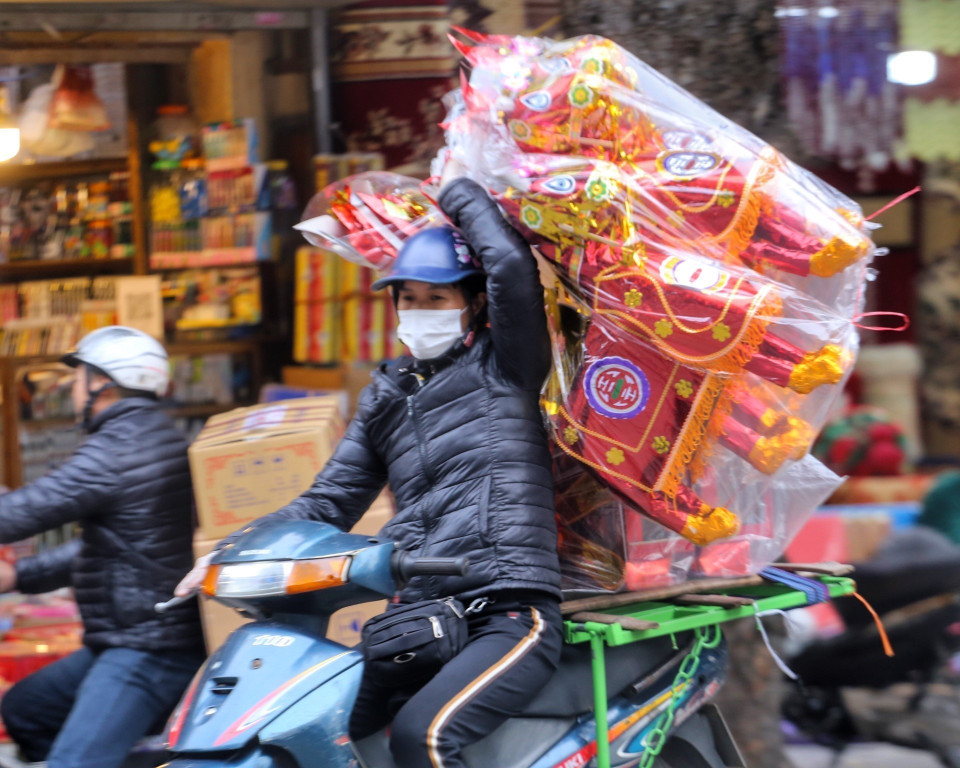 Những người chở hàng vất vả dưới cái lạnh buốt của thời tiết. (Ảnh: Tuấn Đức/TTXVN)