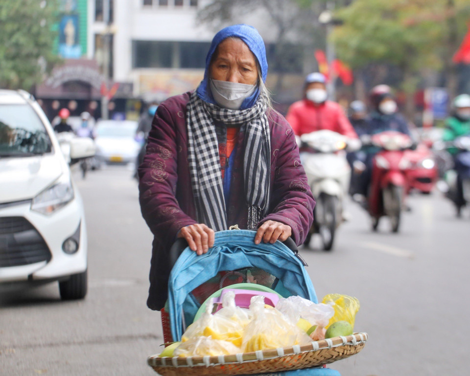 Một người già đẩy hàng rong mưu sinh dưới tiết trời rét buốt. (Ảnh: Tuấn Đức/TTXVN)
