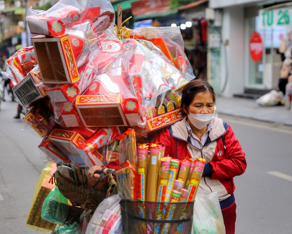 Người chở hàng vất vả dưới cái lạnh buốt của thời tiết. (Ảnh: Tuấn Đức/TTXVN)