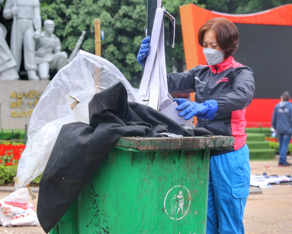 Công nhân vệ sinh thu dọn rác dưới tiết trời lạnh buốt. (Ảnh: Tuấn Đức/TTXVN)