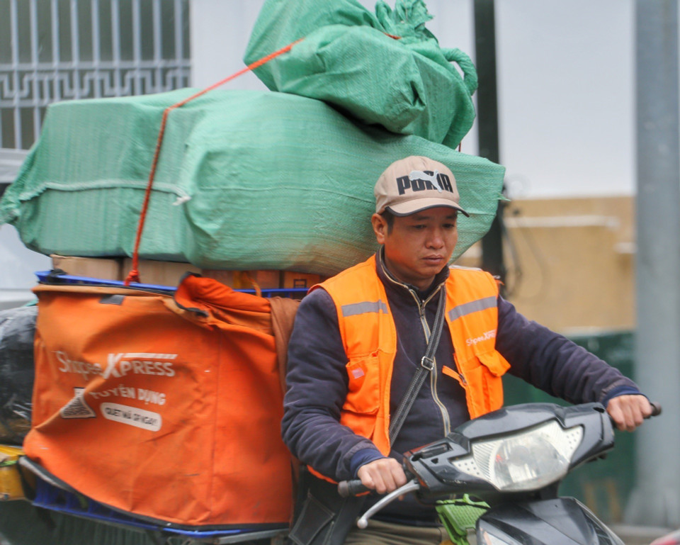 Những người chở hàng vất vả dưới cái lạnh buốt của thời tiết. (Ảnh: Tuấn Đức/TTXVN)