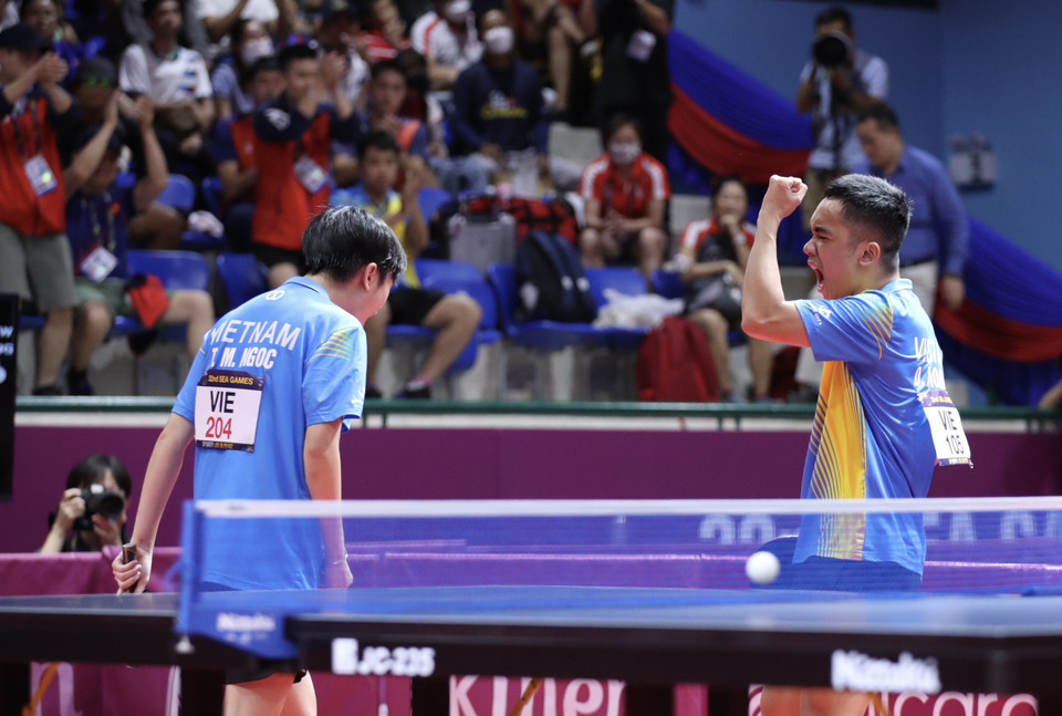 Niềm vui vỡ òa của cặp vận động viên Đinh Anh Hoàng và Trần Mai Ngọc sau khi xuất sắc đánh bại cặp đôi đến từ Singapore để mang về tấm huy chương Vàng quý giá cho Đội tuyển Bóng bàn Việt Nam. (Ảnh: TTXVN)