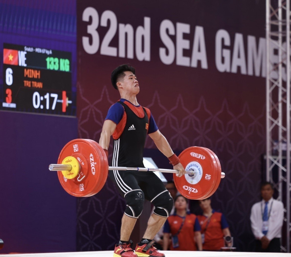 Vận động viên Trần Minh Trí thực hiện phần thi cử đẩy. (Ảnh: Minh Quyết/TTXVN)