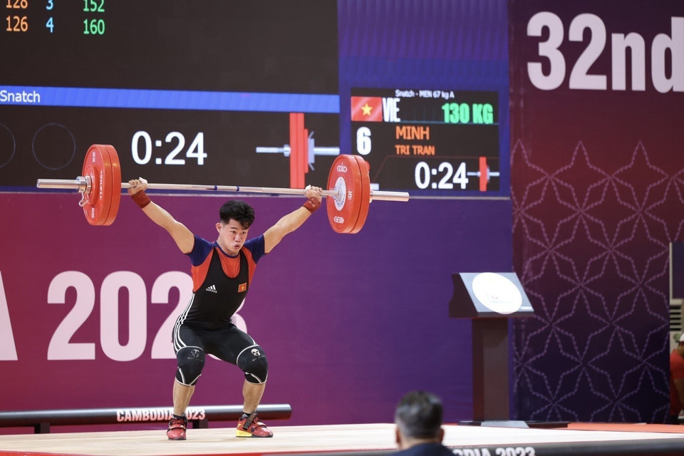 Vận động viên Trần Minh Trí thực hiện phần thi cử đẩy. (Ảnh: Minh Quyết/TTXVN)