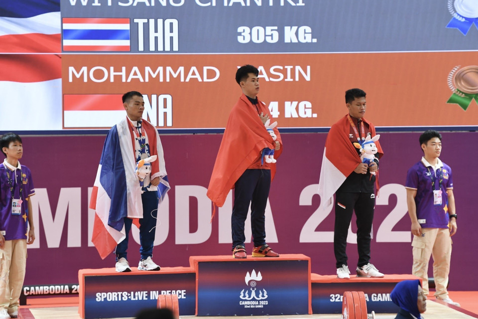 Trần Minh Trí (giữa) trên bục nhận huy chương Vàng hạng cân 67kg nam. (Ảnh: Minh Quyết/TTXVN)