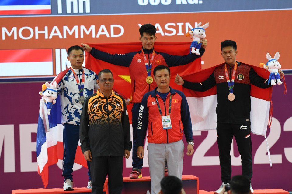 Vận động viên Trần Minh Trí (hàng sau, giữa) trên bục nhận huy chương Vàng hạng cân 67kg nam. (Ảnh: Hoàng Linh/TTXVN)