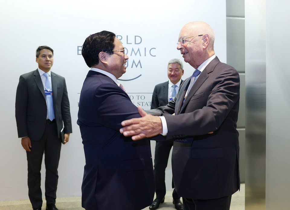 Thủ tướng Phạm Minh Chính tiếp Nhà sáng lập kiêm Chủ tịch điều hành Diễn đàn Kinh tế Thế giới (WEF) Klaus Schwab. (Ảnh: Dương Giang/TTXVN)