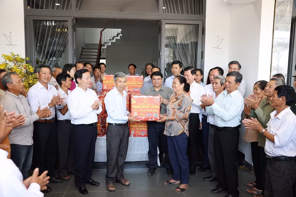Thủ tướng Phạm Minh Chính chúc Tết nhân dân Khu tái định cư dự án tại ấp An Bình, xã Lộc An, huyện Long Thành, tỉnh Đồng Nai. (Ảnh: Dương Giang/TTXVN)