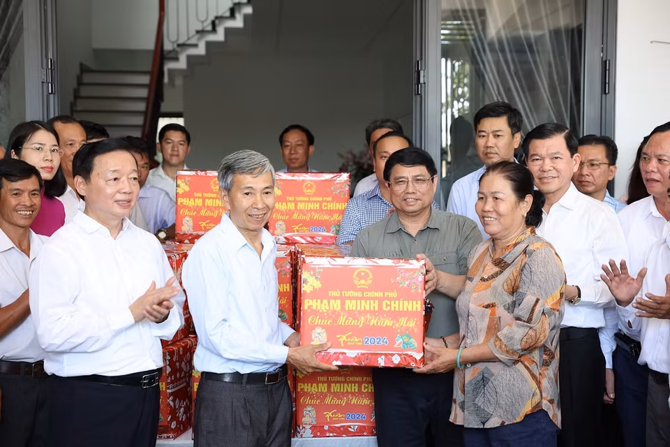 Thủ tướng Phạm Minh Chính chúc Tết nhân dân Khu tái định cư dự án tại ấp An Bình, xã Lộc An, huyện Long Thành, tỉnh Đồng Nai. (Ảnh: Dương Giang/TTXVN)