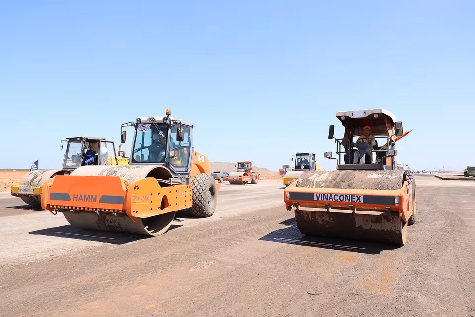 Các đơn vị triển khai thi công đường băng Sân bay Long Thành. (Ảnh: Dương Giang/TTXVN)