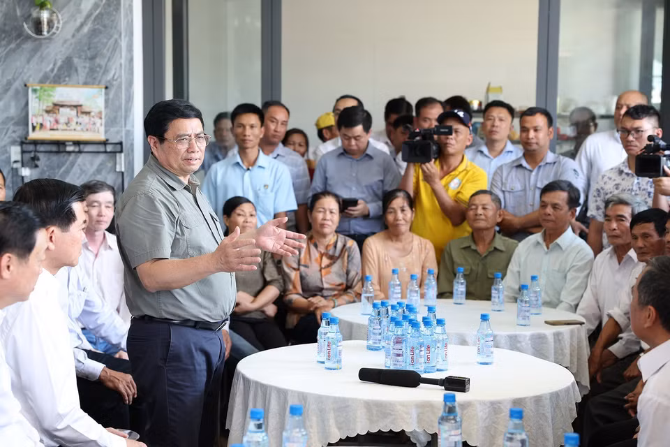 Thủ tướng Phạm Minh Chính động viên, chúc Tết nhân dân Khu tái định cư dự án tại ấp An Bình, xã Lộc An, huyện Long Thành, tỉnh Đồng Nai. (Ảnh: Dương Giang/TTXVN)