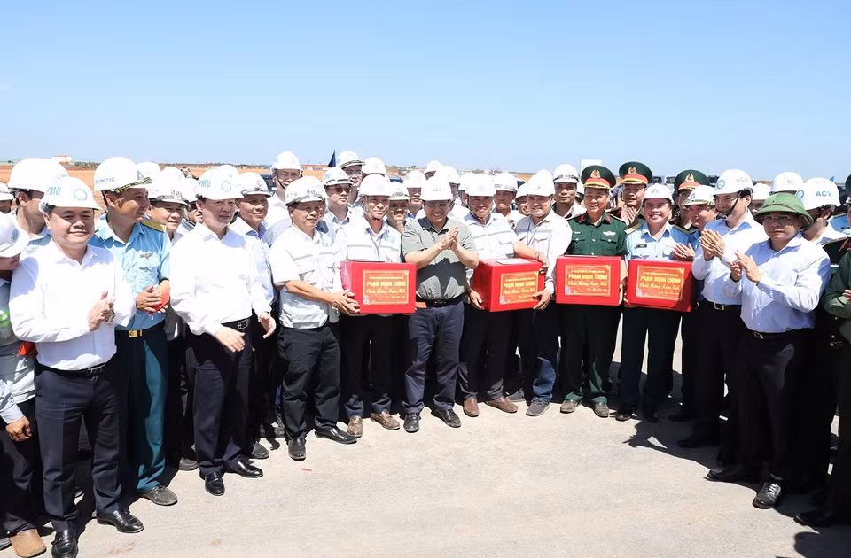 Thủ tướng Phạm Minh Chính chúc Tết, động viên các đơn vị, công nhân đang thi công Dự án đầu tư xây dựng Cảng Hàng không Quốc tế Long Thành. (Ảnh: Dương Giang/TTXVN)