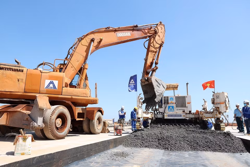 Các đơn vị triển khai thi công đường băng Sân bay Long Thành. (Ảnh: Dương Giang/TTXVN)