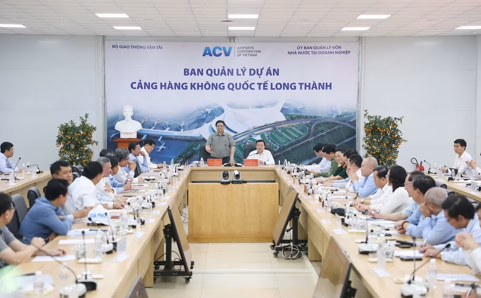 Thủ tướng Phạm Minh Chính làm việc với các nhà thầu, đơn vị thi công Dự án đầu tư xây dựng Cảng hàng không Quốc tế Long Thành. (Ảnh: Dương Giang/TTXVN)