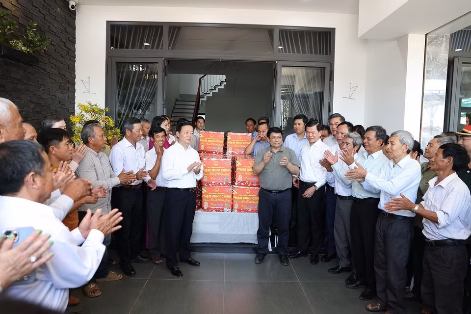 Thủ tướng Phạm Minh Chính chúc Tết nhân dân Khu tái định cư dự án tại ấp An Bình, xã Lộc An, huyện Long Thành, tỉnh Đồng Nai. (Ảnh: Dương Giang/TTXVN)
