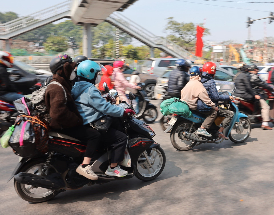 Người dân di chuyển từ phía Nam hướng Quốc lộ 1A vào đường Giải Phóng. (Ảnh: Hoàng Hiếu/TTXVN)