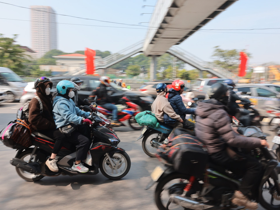 Người dân di chuyển từ cửa ngõ phía Nam về nội thành Hà Nội. (Ảnh: Hoàng Hiếu/TTXVN)