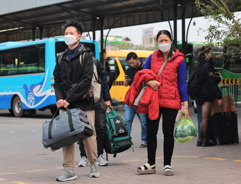 Nhiều người dân đã sớm quay trở lại Hà Nội (ảnh chụp tại Bến xe Nước Ngầm lúc 11h5). (Ảnh: Hoàng Hiếu/TTXVN)