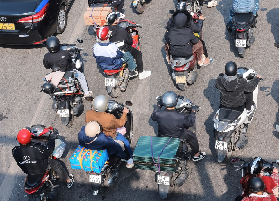 Người dân quay trở lại Hà Nội sớm từ trưa Mùng 4 Tết. (Ảnh: Hoàng Hiếu/TTXVN)