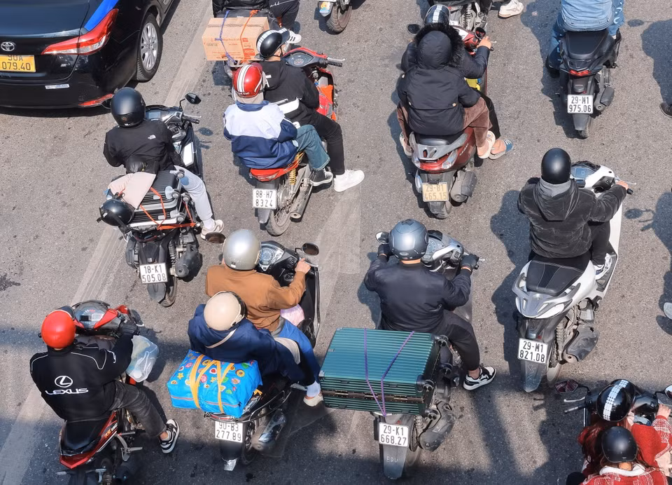 Người dân quay trở lại Hà Nội sớm từ trưa Mùng 4 Tết. (Ảnh: Hoàng Hiếu/TTXVN)