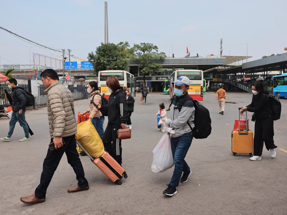 Hành khách xuống xe, rời Bến xe Nước Ngầm lúc 11h. (Ảnh: Hoàng Hiếu/TTXVN)