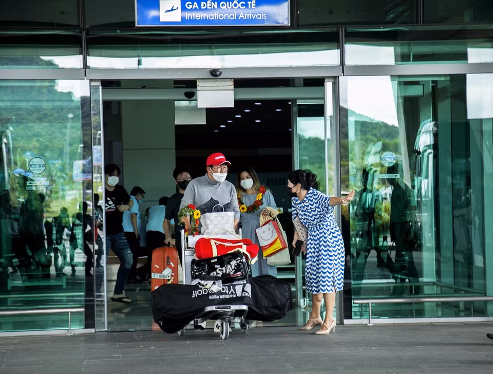 Hướng dẫn du khách Hàn Quốc về khu nghỉ dưỡng, bắt đầu chuyến du lịch 4 ngày 3 đêm tại Phú Quốc. (Ảnh: Hồng Đạt/TTXVN)