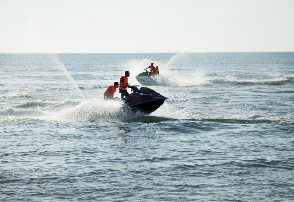 Du khách chơi môtô nước ở Bãi Trường (xã Dương Tơ, thành phố Phú Quốc). (Ảnh: Hồng Đạt/TTXVN)