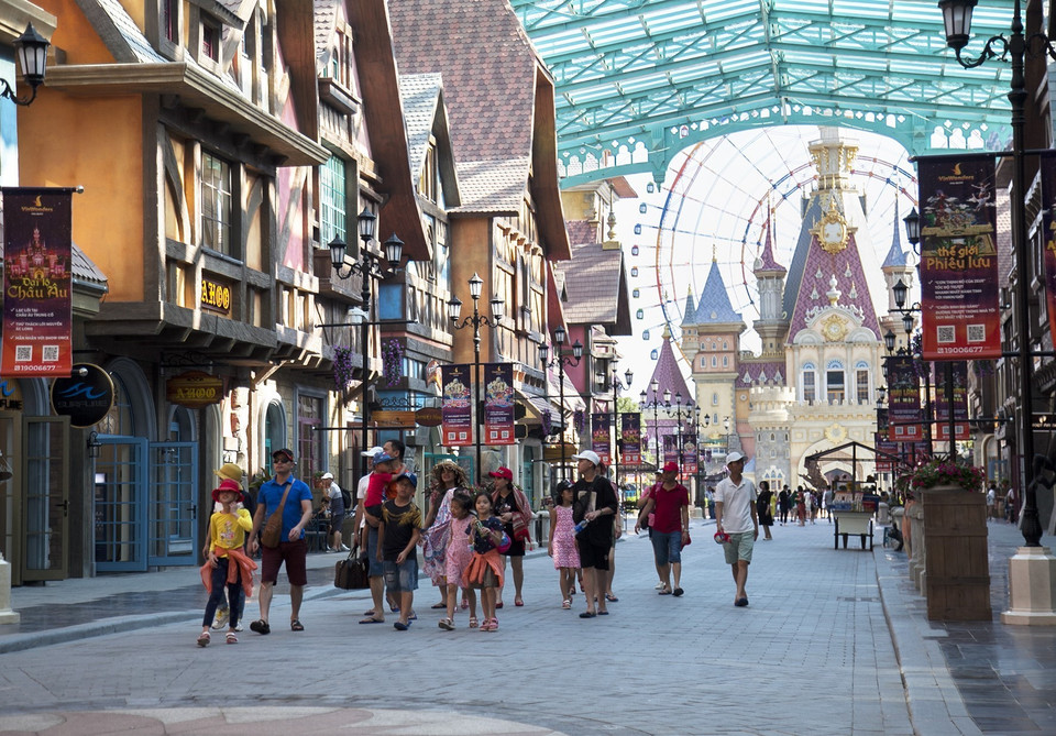 Du khách dạo chơi ngắm các kiến trúc châu Âu thời Trung cổ tại Phú Quốc (Kiên Giang). (Ảnh: TTXVN)