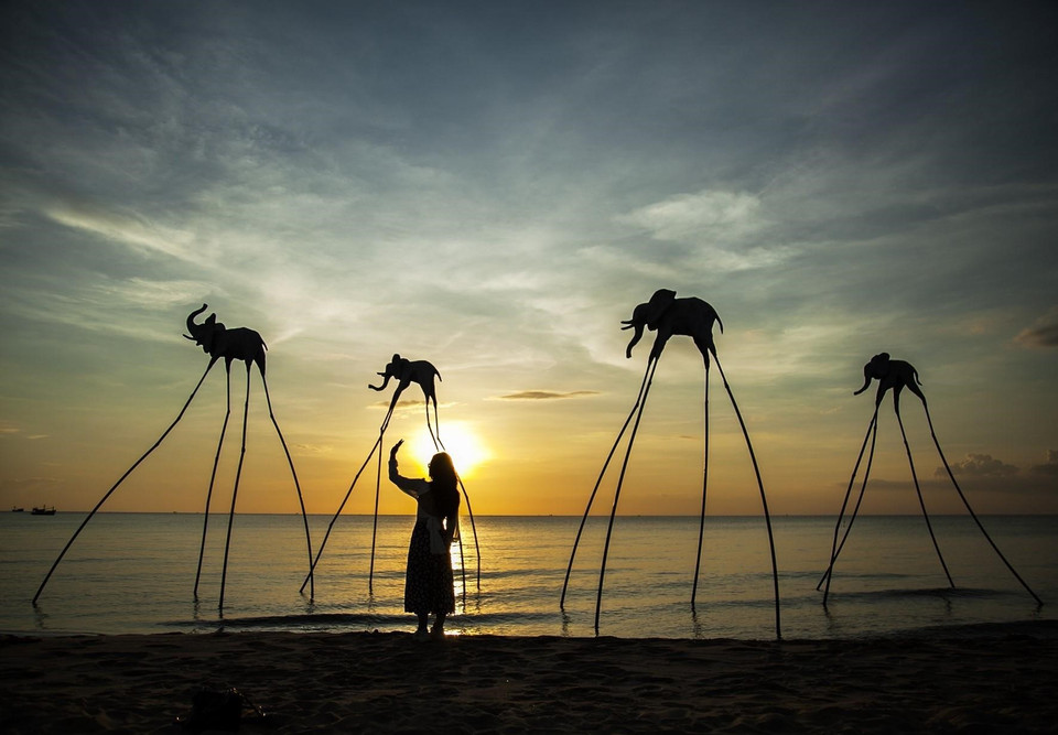 Du khách trải nghiệm không gian hoàng hôn trên Bãi Trường, nơi được cho là địa điểm ngắm hoàng hôn đẹp nhất Việt Nam. (Ảnh: Hồng Đạt/TTXVN)
