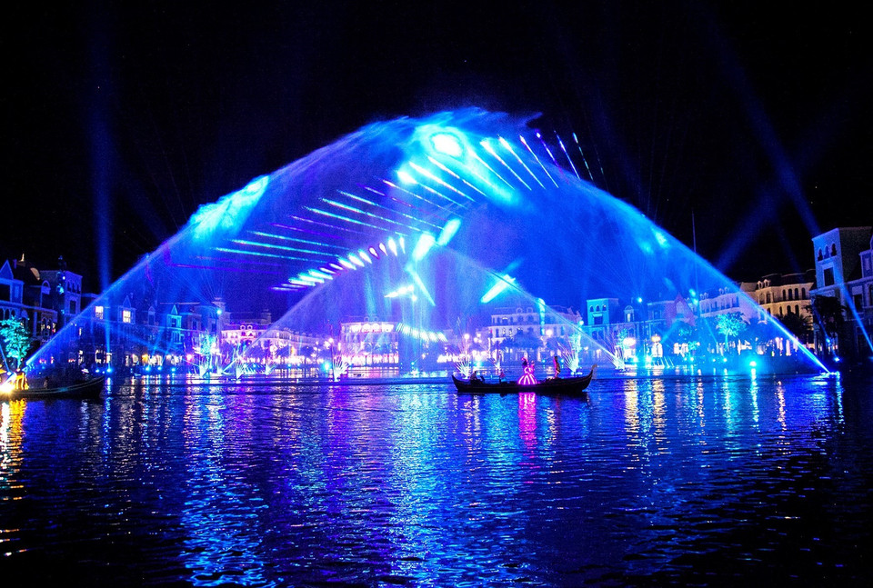 Chương trình ''Sắc màu Venice'' trình diễn vào 21 giờ 30 phút hàng đêm tại Thành phố lễ hội ''không ngủ'' Grand World (Phú Quốc United Center). (Ảnh: Hồng Đạt/TTXVN)