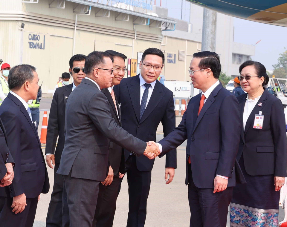 Lễ đón Chủ tịch nước Võ Văn Thưởng tại Sân bay quốc tế Wattay. (Ảnh: Thống Nhất/TTXVN)