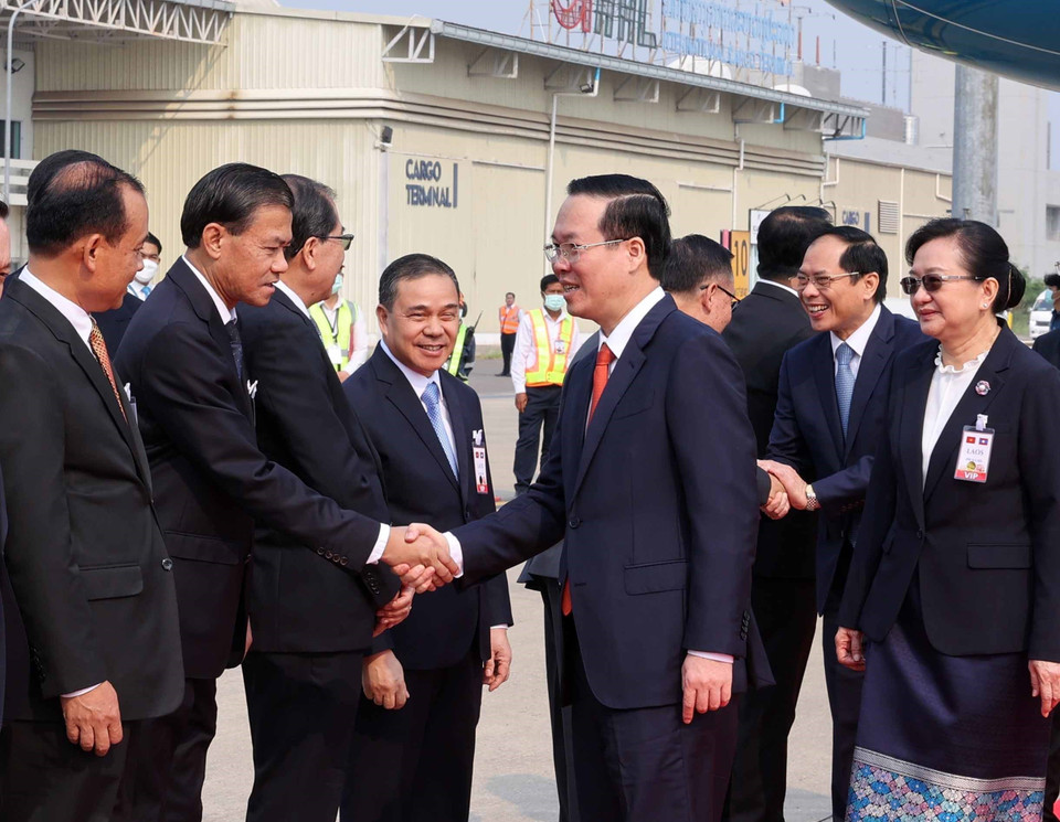 Lễ đón Chủ tịch nước Võ Văn Thưởng tại Sân bay quốc tế Wattay. (Ảnh: Thống Nhất/TTXVN)