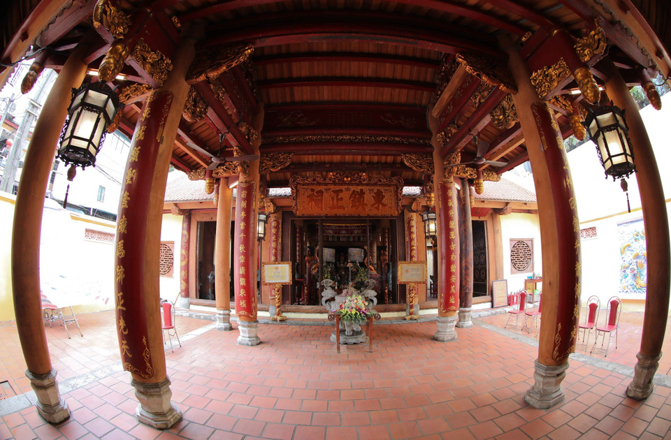 Được sự quan tâm và chỉ đạo của Thành ủy, Ủy ban Nhân dân thành phố Hà Nội, Ủy ban Nhân dân quận Hoàn Kiếm giao Ban quản lý Phố cổ Hà Nội là đơn vị chủ đầu tư ''Tu bổ tôn tạo di tích Đền Bạch Mã.'' (Ảnh: Thanh Tùng/TTXVN)